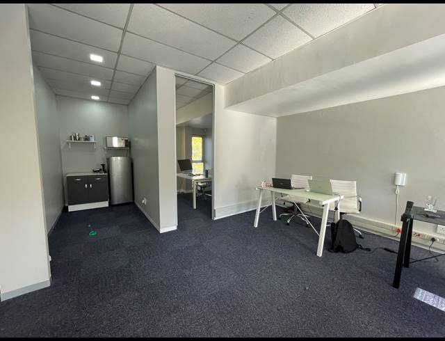 128M² OFFICE TO LET IN LYME PARK